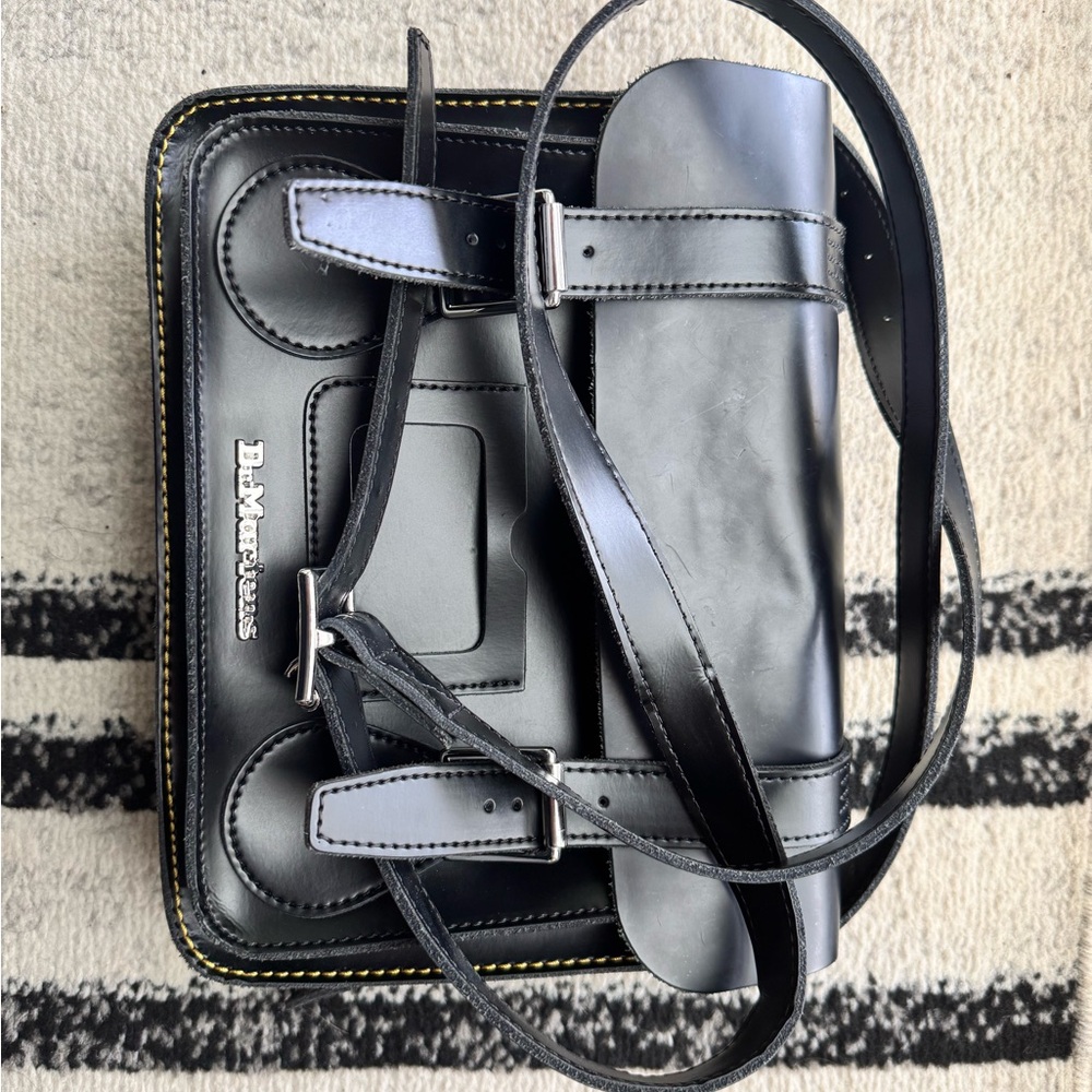 Dr. Martens 11 INCH LEATHER MESSENGER BAG